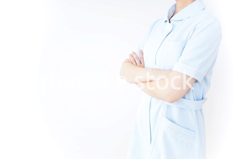 病院内を歩く看護師