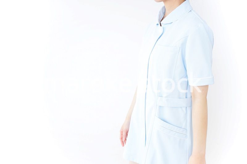 病院内を歩く看護師