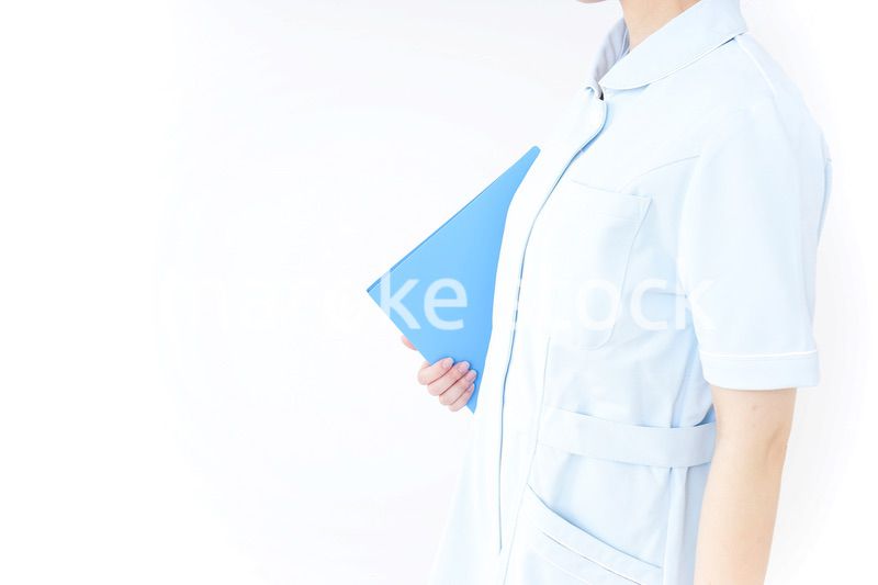 病院内を歩く看護師