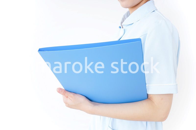 病院内を歩く看護師