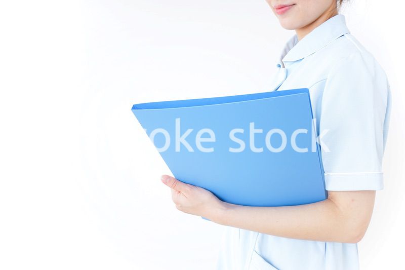 病院内を歩く看護師