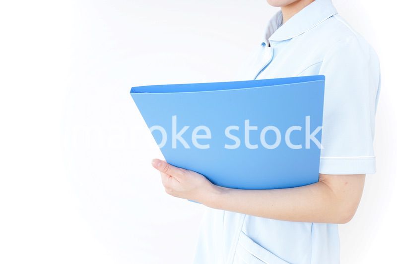 病院内を歩く看護師