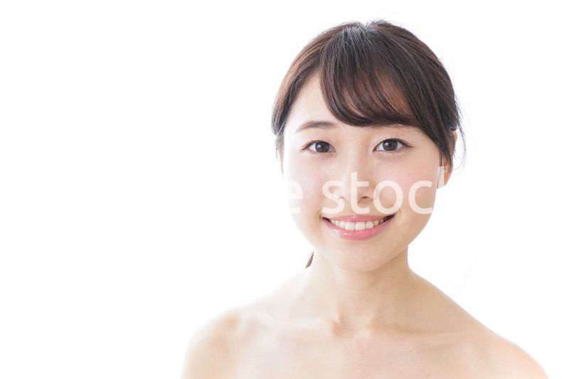 スキンケアをする若い女性