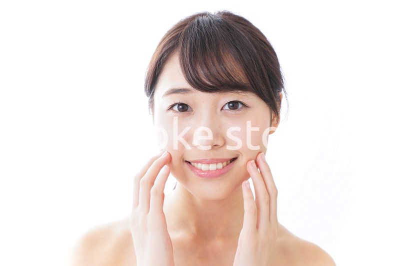 スキンケアをする若い女性