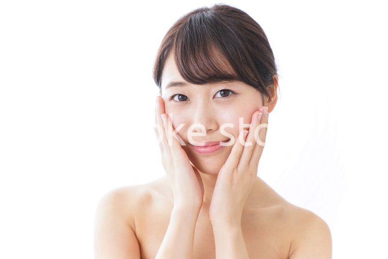 スキンケアをする若い女性