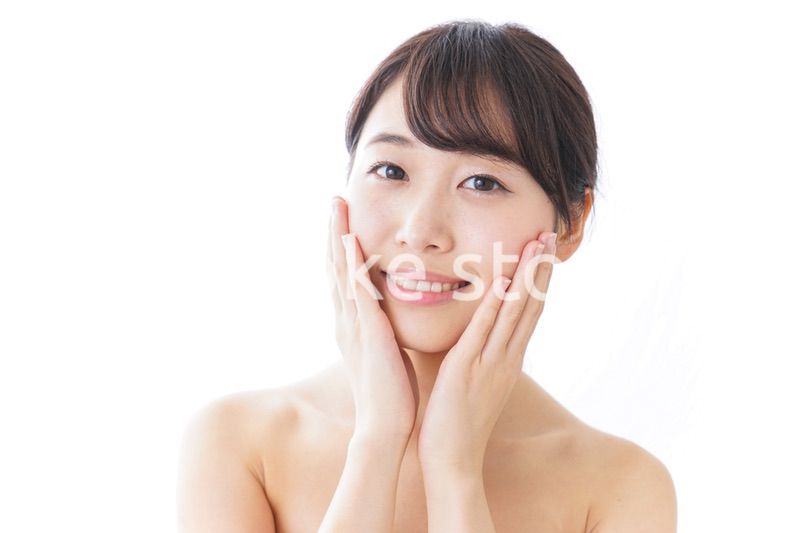 スキンケアをする若い女性