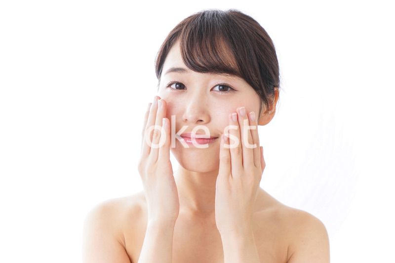 スキンケアをする若い女性