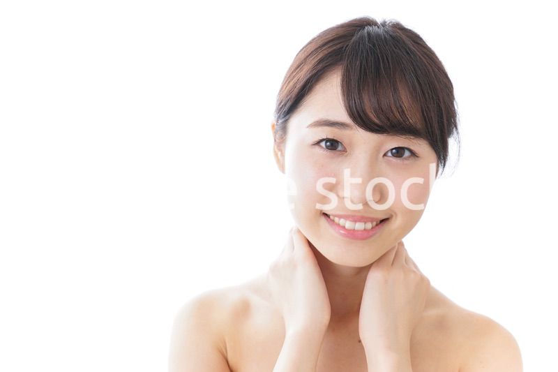 スキンケアをする若い女性