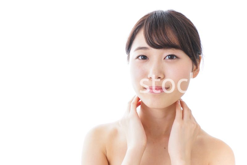 スキンケアをする若い女性