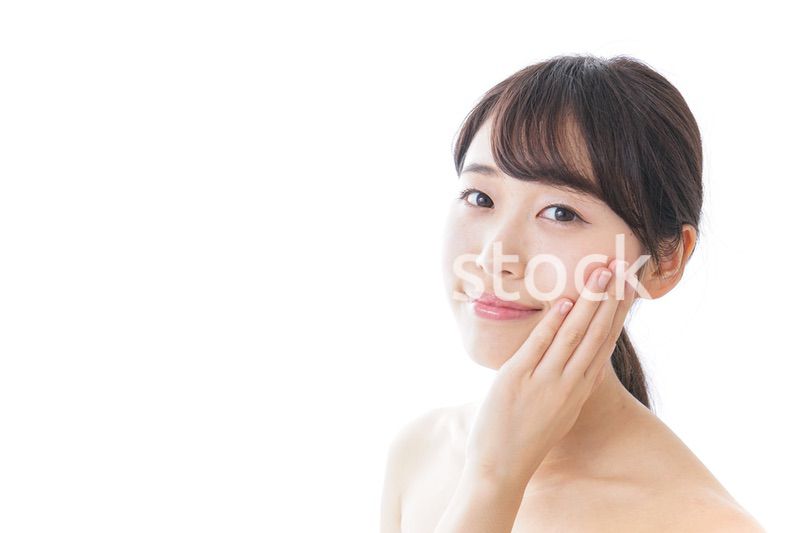 スキンケアをする若い女性