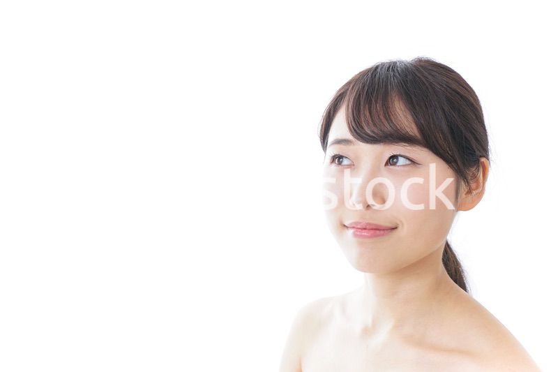 スキンケアをする若い女性