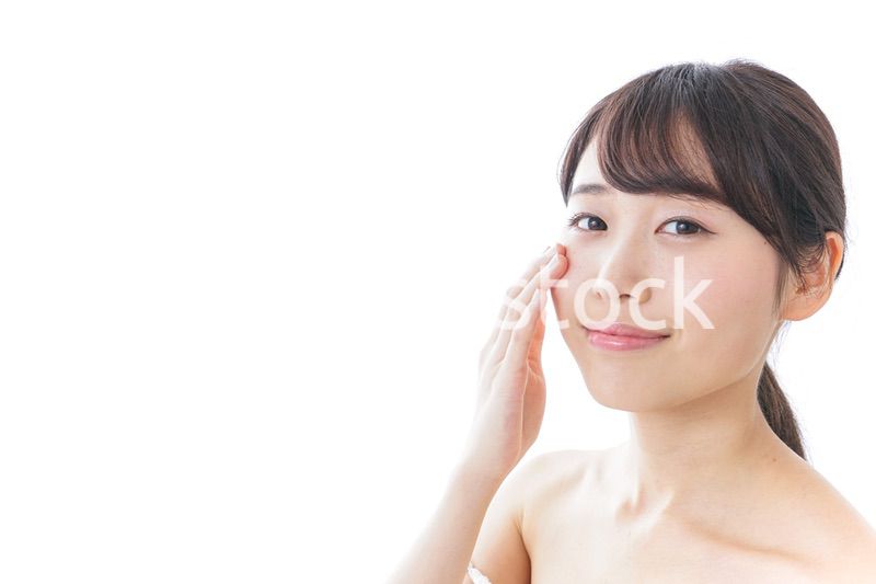 スキンケアをする若い女性