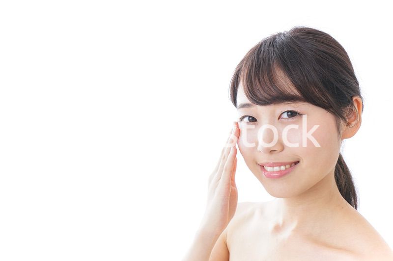 スキンケアをする若い女性