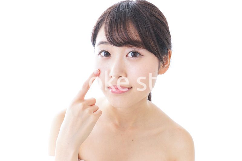 肌荒れを気にする女性