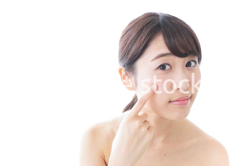 肌荒れを気にする女性