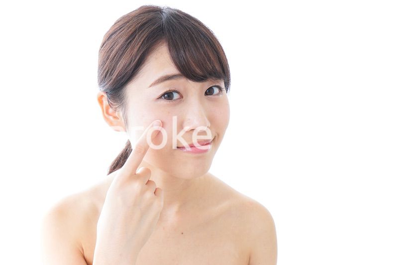 肌荒れを気にする女性