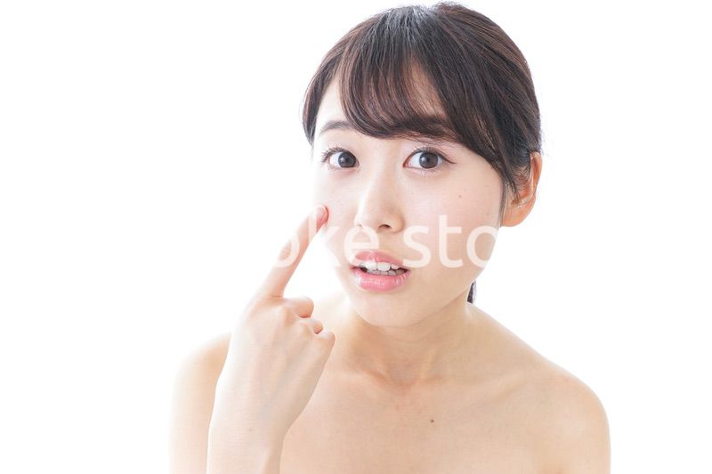 肌荒れを気にする女性