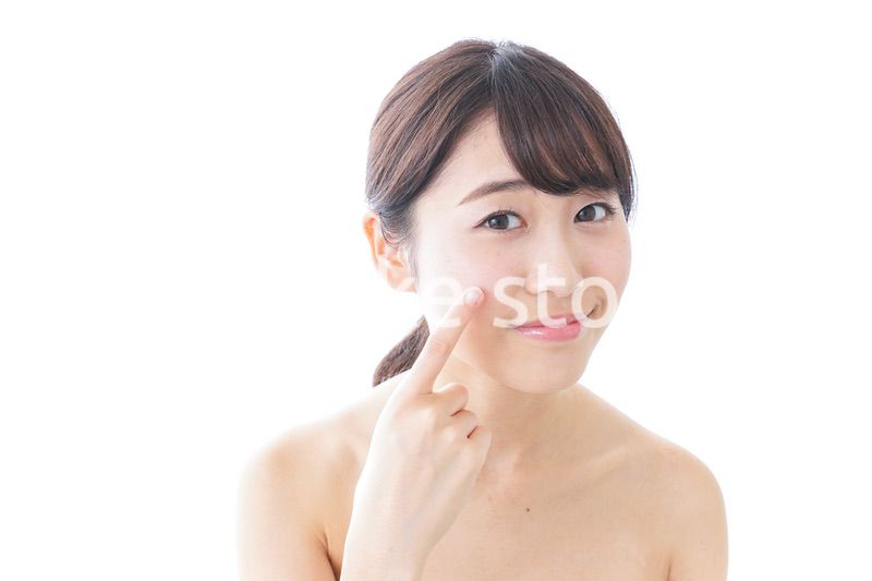 肌荒れを気にする女性