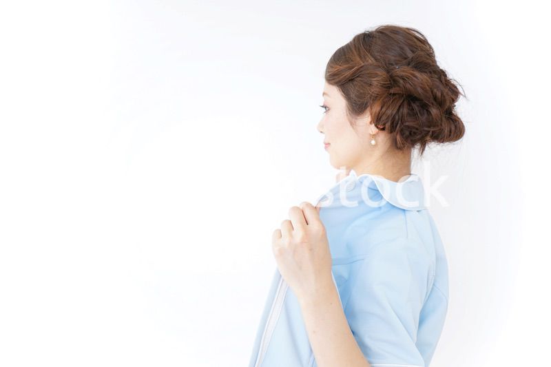 着替える看護師