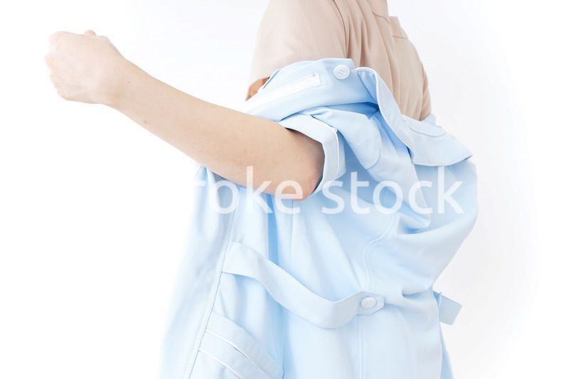 着替える看護師