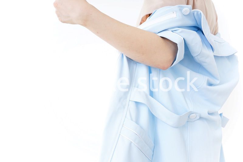 着替える看護師