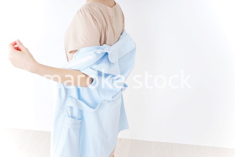着替える看護師