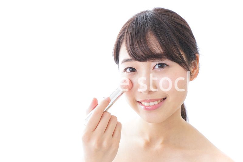 お化粧をする女性