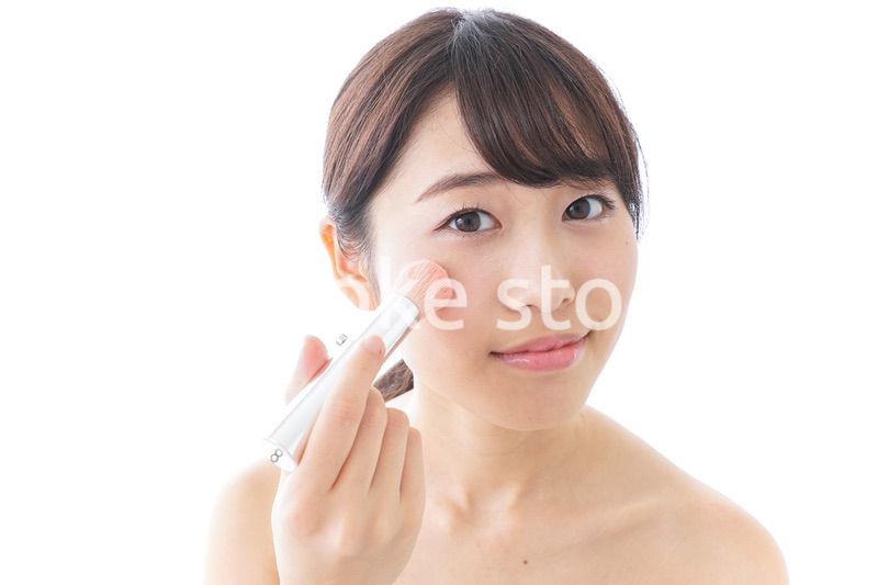 お化粧をする女性