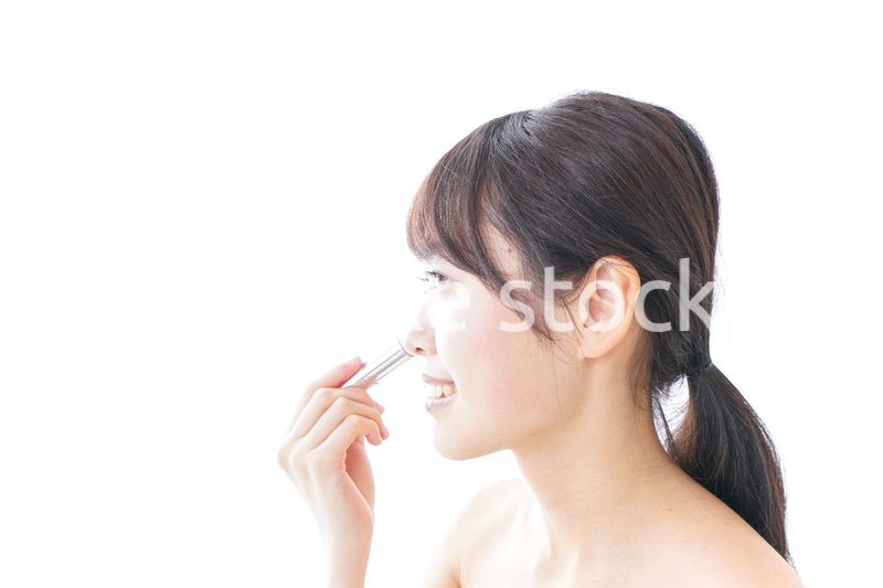 お化粧をする女性