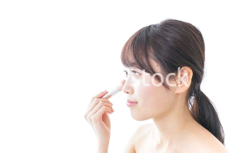 お化粧をする女性