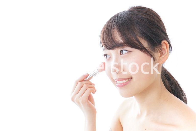 お化粧をする女性