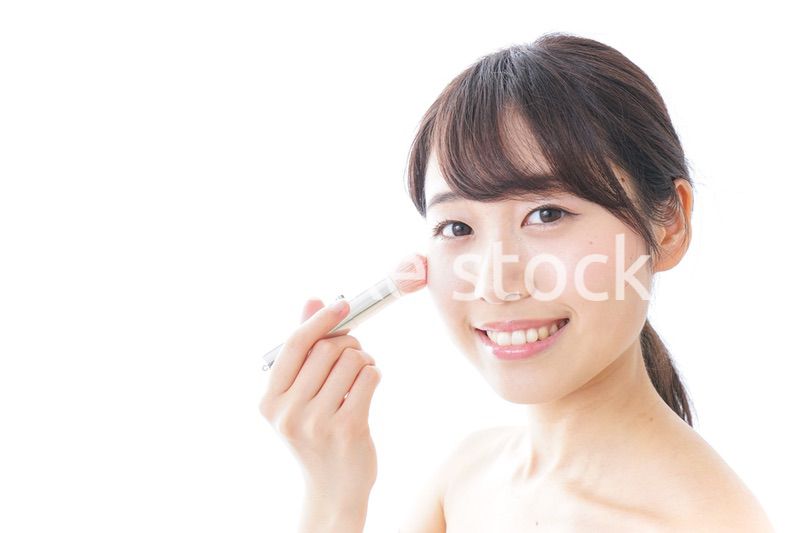 お化粧をする女性