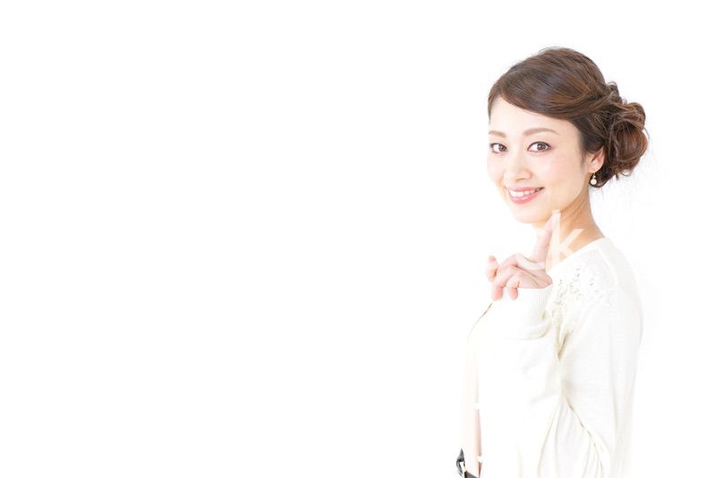 指をさすおしゃれ着の女性