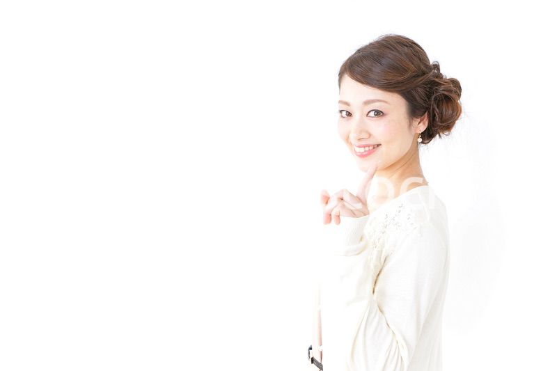 指をさすおしゃれ着の女性