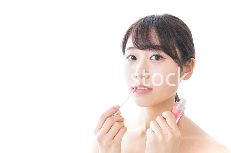 お化粧をする女性