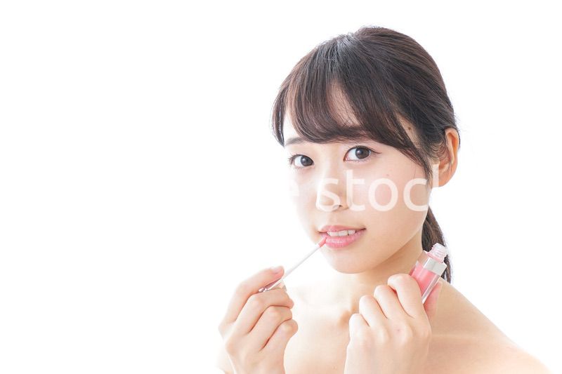 お化粧をする女性