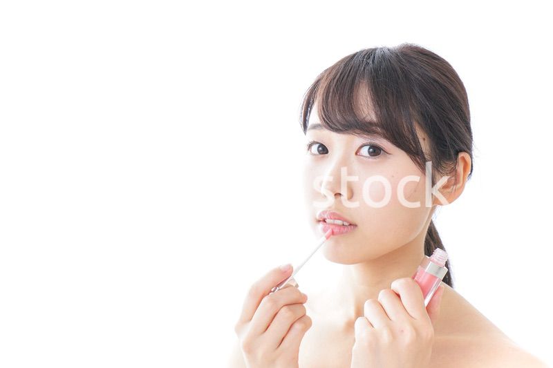 お化粧をする女性