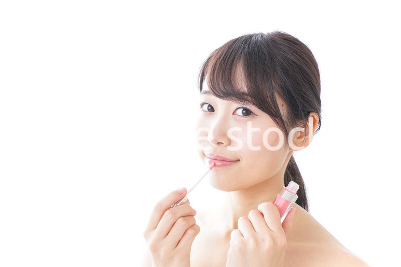 お化粧をする女性