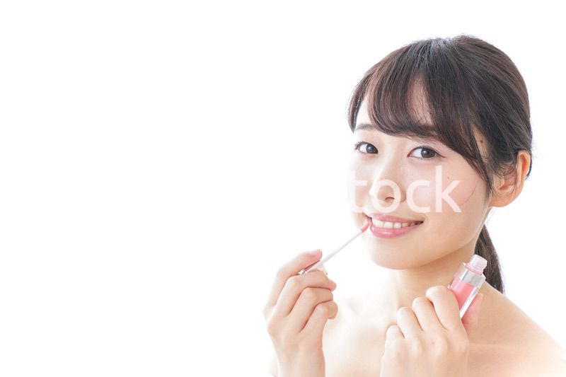 お化粧をする女性