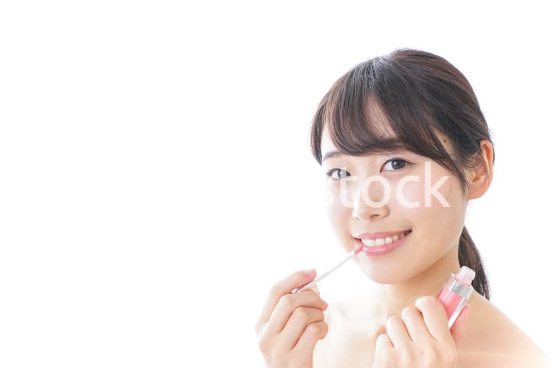 お化粧をする女性