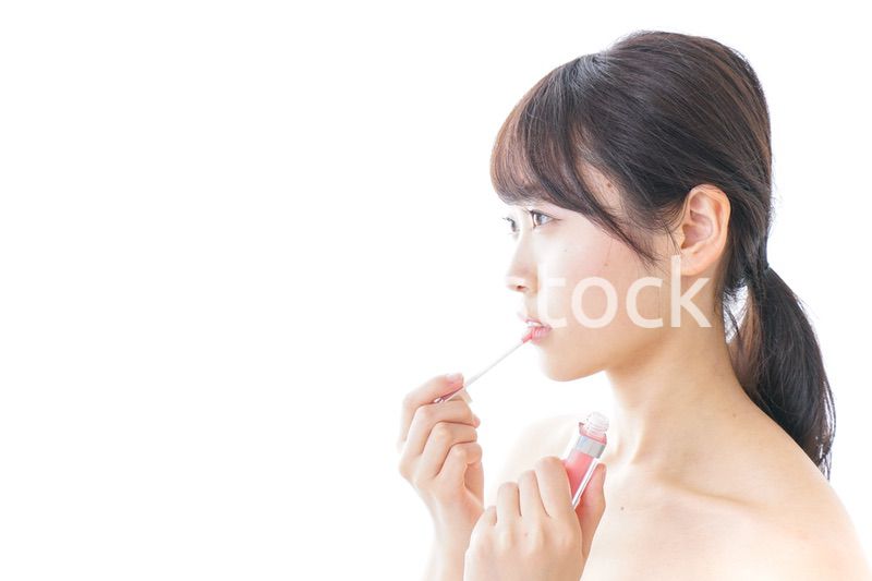 お化粧をする女性