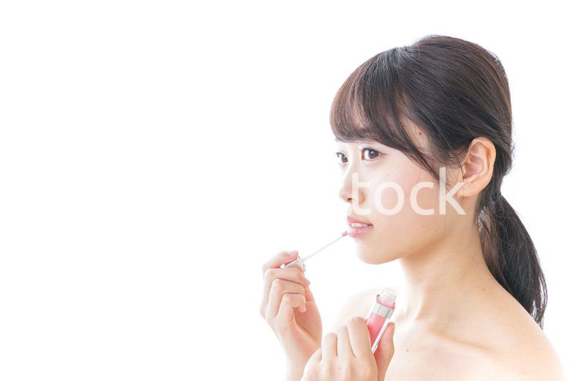 お化粧をする女性