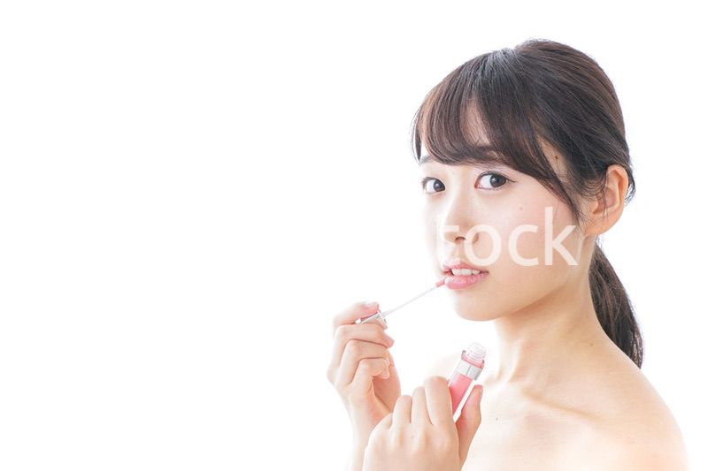 お化粧をする女性