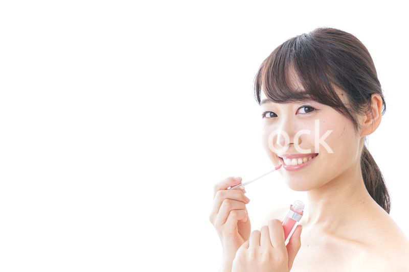 お化粧をする女性