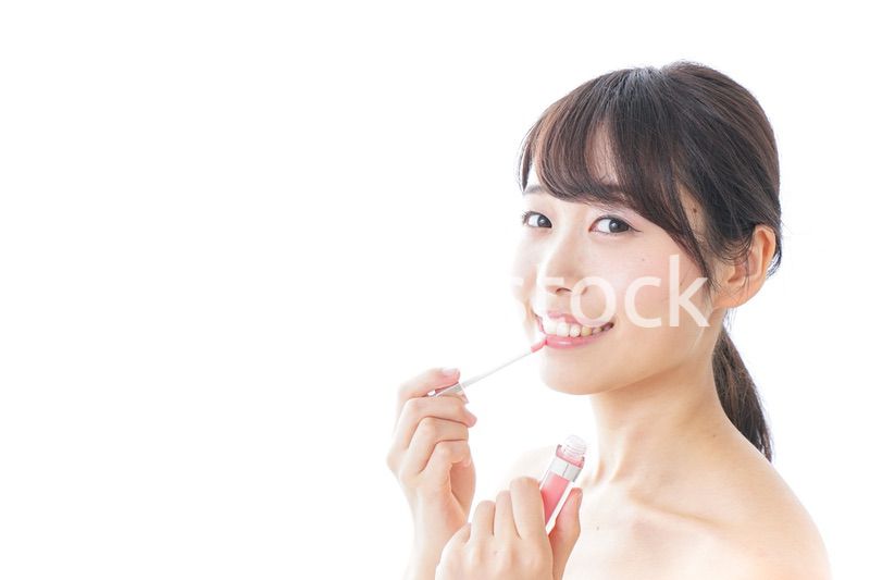 お化粧をする女性