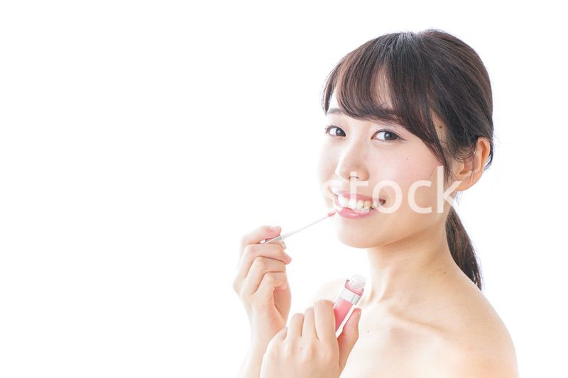 お化粧をする女性