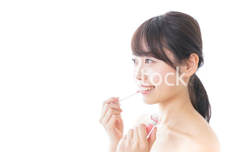 お化粧をする女性