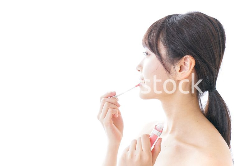 お化粧をする女性