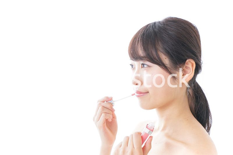 お化粧をする女性