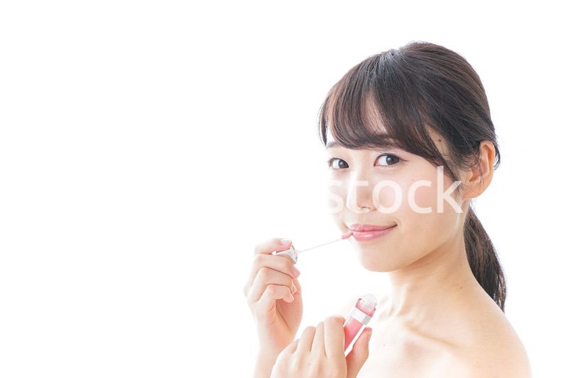 お化粧をする女性